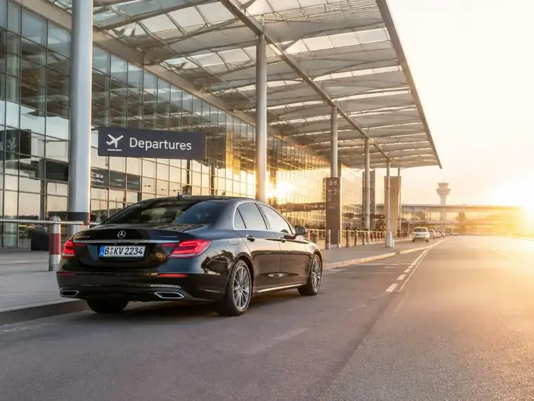 Berline VTC devant le terminal de l'aéroport Lyon Saint-Exupéry